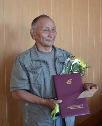 Поздравление с юбилеем старшего научного сотрудника отдела животноводства и ветеринарии Монгуш Сонгукчу Сазыг-ооловича